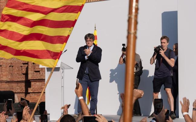 El expresidente de la Generalitat de Catalunya Carles Puigdemont aplaude durante un acto de bienvenida en Barcelona en agosto de 2024.