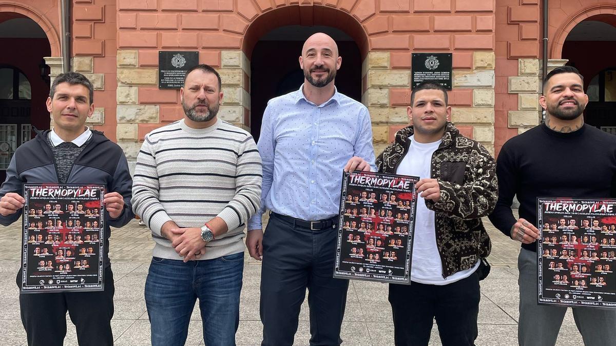 La plaza Unzaga ha servido de marco a la presentación de la velada de lucha de este sábado en Eibar