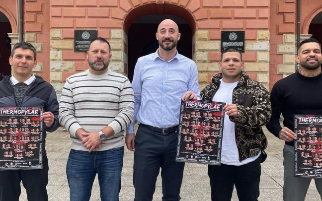 La plaza Unzaga ha servido de marco a la presentación de la velada de lucha de este sábado en Eibar / Udala La plaza Unzaga ha servido de marco a la presentación de la velada de lucha de este sábado en Eibar