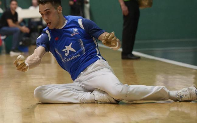 Javier Zabala vence a Ezkurdia en los cuartos de final del Manomanista en el Labrit.