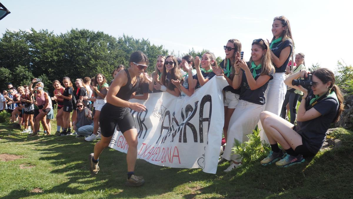 Ainara Burunza, jaleada por sus amigas, en lo alto de Karakate.