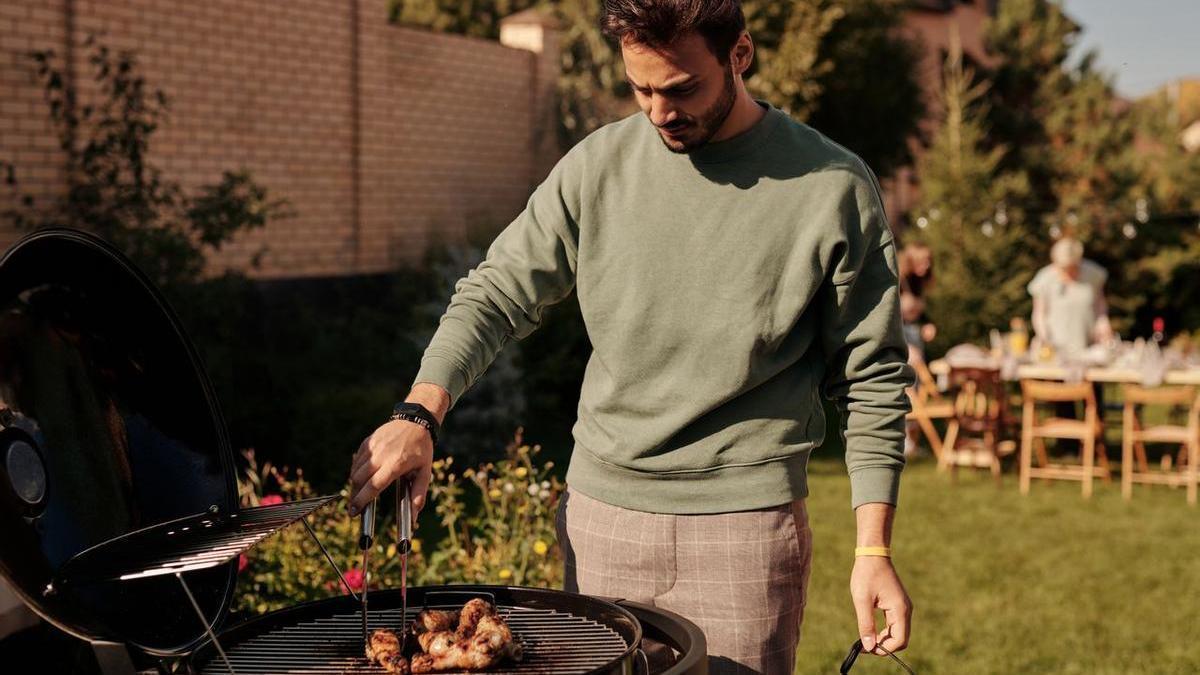 Una persona prepara una barbacoa