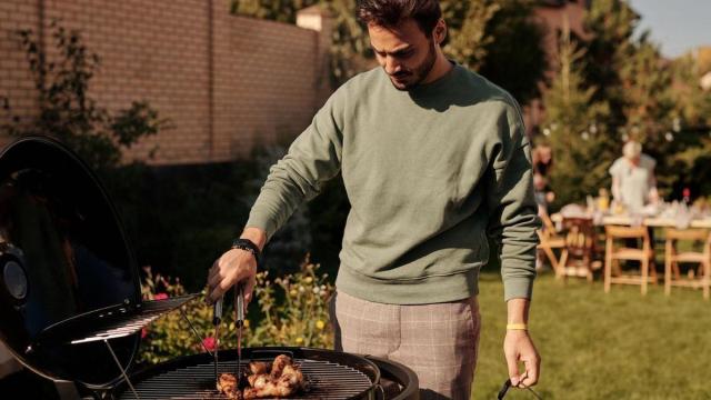 Una persona prepara una barbacoa