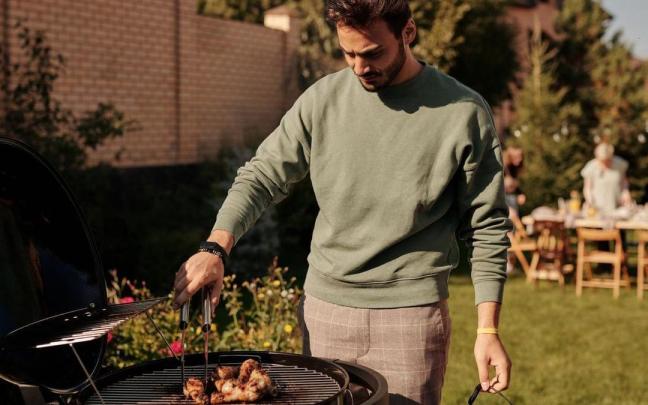 Una persona prepara una barbacoa