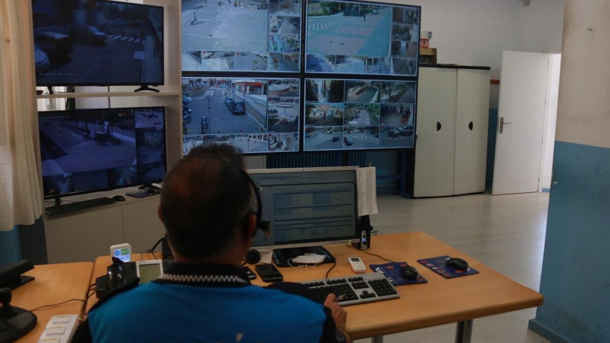 Un agente de la Policía Local observa las imágenes de las cámaras que controlan las calles de Tudela.