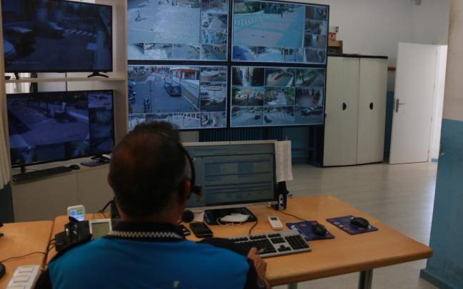Un agente de la Policía Local observa las imágenes de las cámaras que controlan las calles de Tudela.
