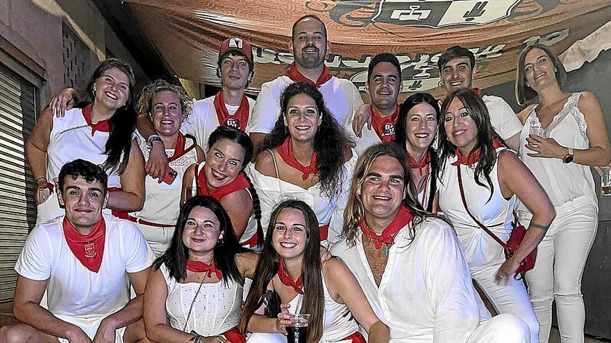 Los integrantes de la junta de la peña El Motarrón durante las pasadas fiestas de Andosilla. | FOTOS: CEDIDAS