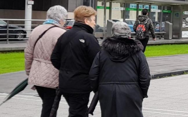 Gente paseando por la calle. Gente paseando por la calle.