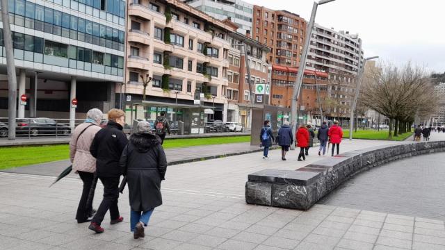 Gente paseando por la calle.