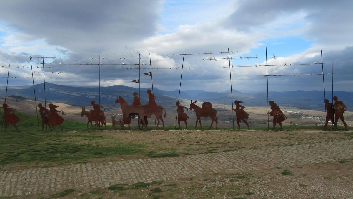 Monumento al Peregrino, ya en el cordal de la sierra