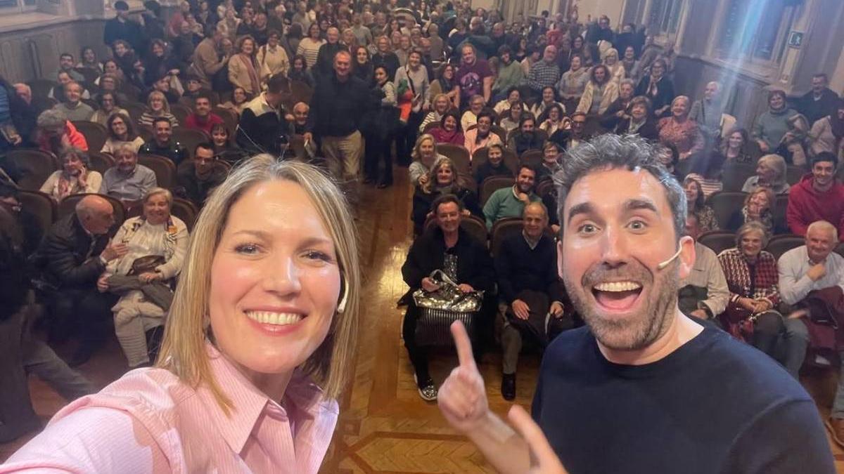 Silvia Intxaurrondo presenta su primera novela en Bilbao acompañada de Aitor Albizua.
