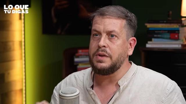 Aaron Fernández del Olmo es doctor en Psicología experimental y neuropsicólogo clínico. Lleva años estudiando cómo la tecnología está cambiando nuestra atención, nuestra memoria y nuestra forma de relacionarnos