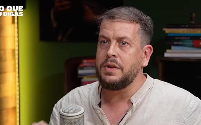 Aaron Fernández del Olmo es doctor en Psicología experimental y neuropsicólogo clínico. Lleva años estudiando cómo la tecnología está cambiando nuestra atención, nuestra memoria y nuestra forma de relacionarnos