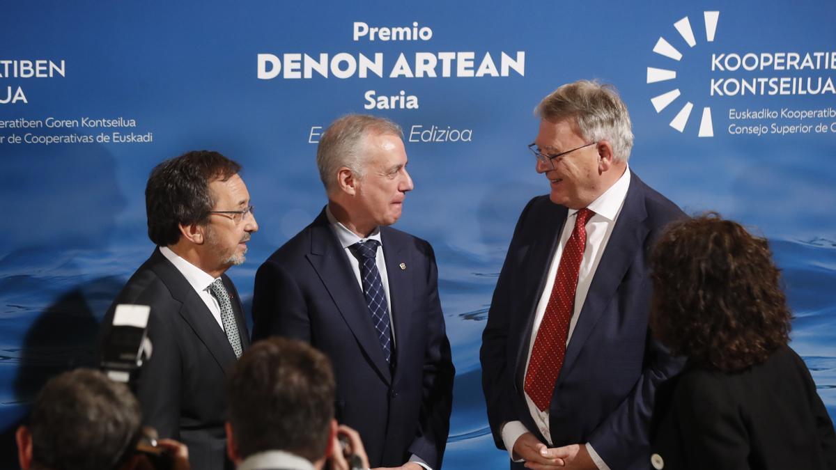 Iñigo Urkullu conversa con el comisario europeo de Empleo, Nicolas Schmit (d), y el presidente del Consejo Superior de Cooperativas de Euskadi, Patxi Olabarria (i), durante el acto de entrega.