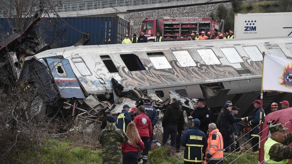 Un choque de dos trenes al norte de Larissa se salda con decenas de muertos y heridos en Grecia.