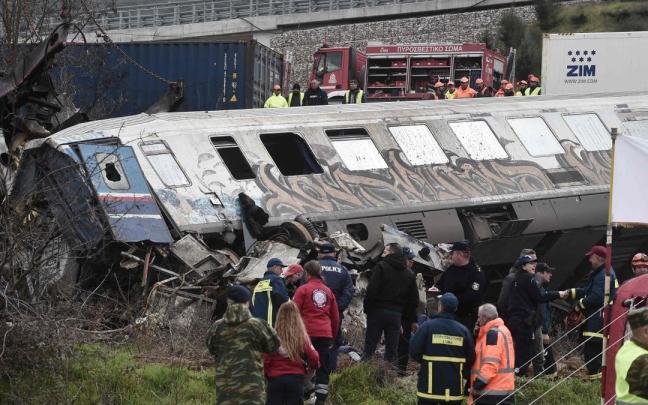 Un choque de dos trenes al norte de Larissa se salda con decenas de muertos y heridos en Grecia.