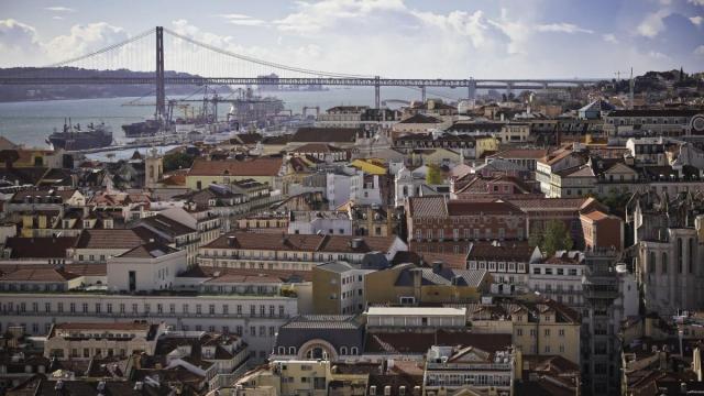Vista parcial cerca del Castillo, con el puente del 25 de Abril en el fondo.