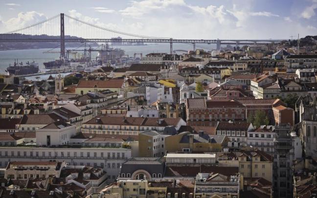 Vista parcial cerca del Castillo, con el puente del 25 de Abril en el fondo.