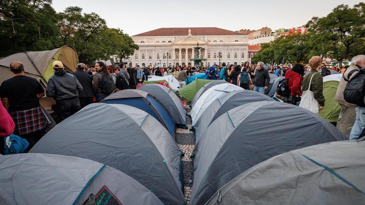 Filas de tiendas de campaña instaladas en la plaza del Rossio, con el Teatro Nacional D. Maria II al fondo.
