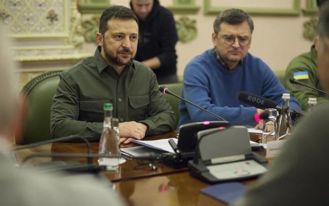 Zelenski, acompañado del exministro Kuleba.