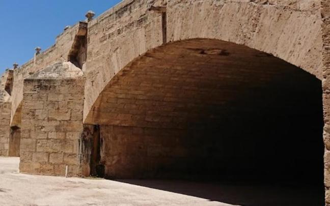 La Policía Local ha acudido al Puente del Real y ha encontrado a un hombre muerto "con la cabeza reventada con heridas grandes" producidas por las pedradas.