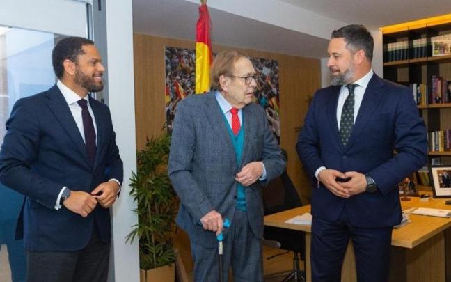 Ramón Tamames con los dirigentes de Vox Ignacio Garriga y Santiago Abascal. Ramón Tamames con los dirigentes de Vox Ignacio Garriga y Santiago Abascal.