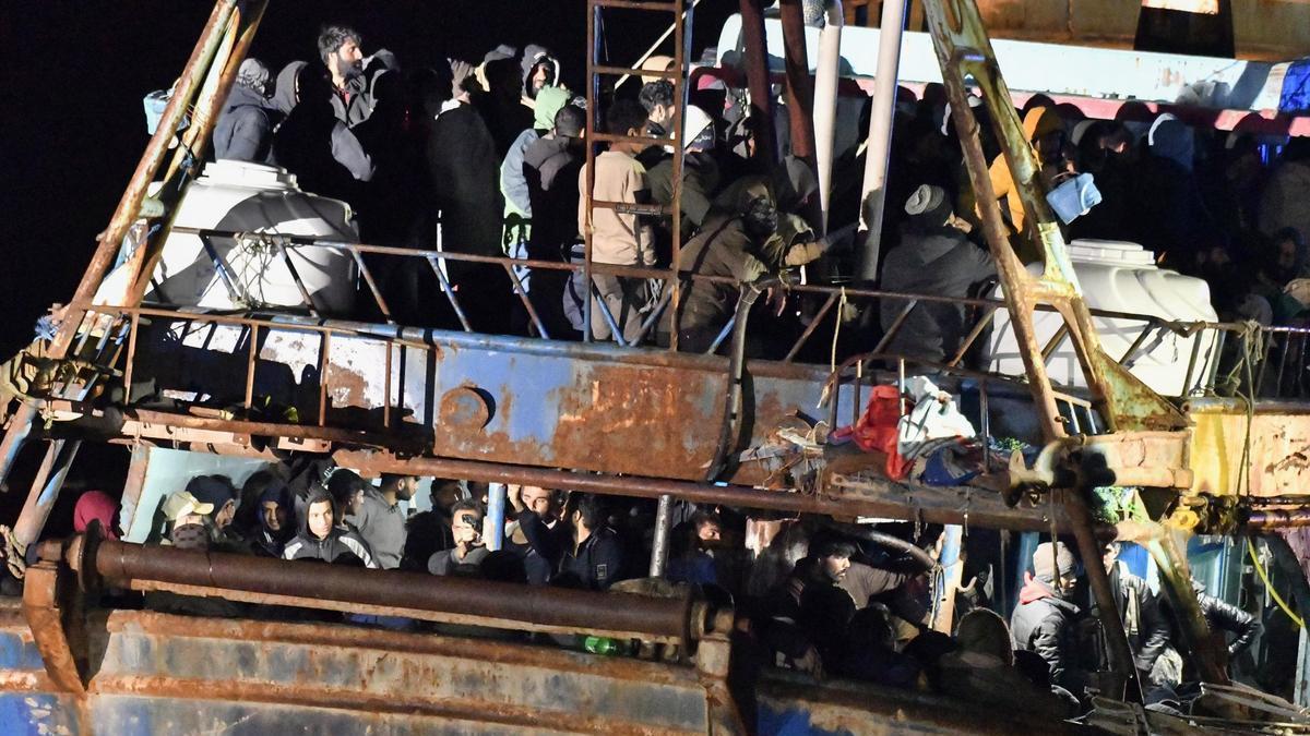 Imagen de los migrantes hacinados en una embarcación trasladada por la guardia costera italiana a Crotone.
