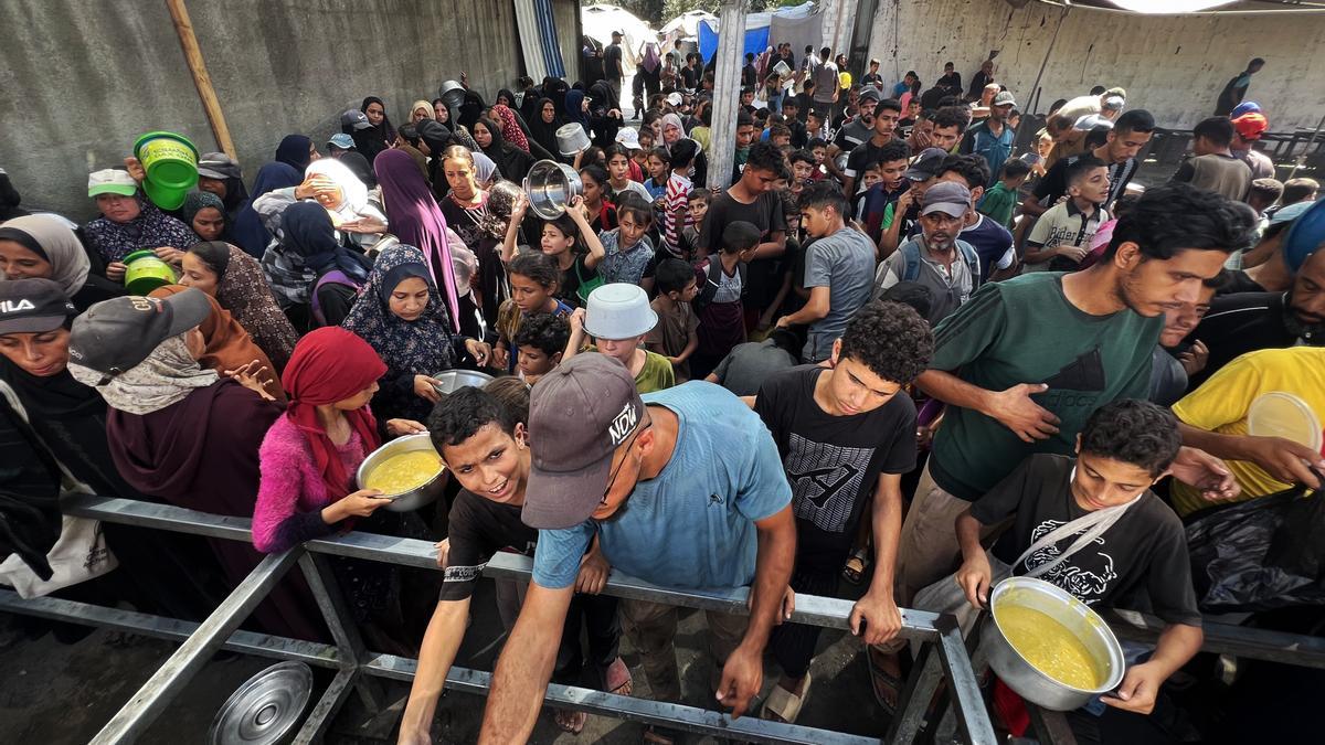 Desplazados palestinos esperando a recibir comida