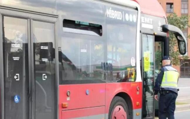 El presunto agresor intentaba usar un bono oro a nombre de una mujer.