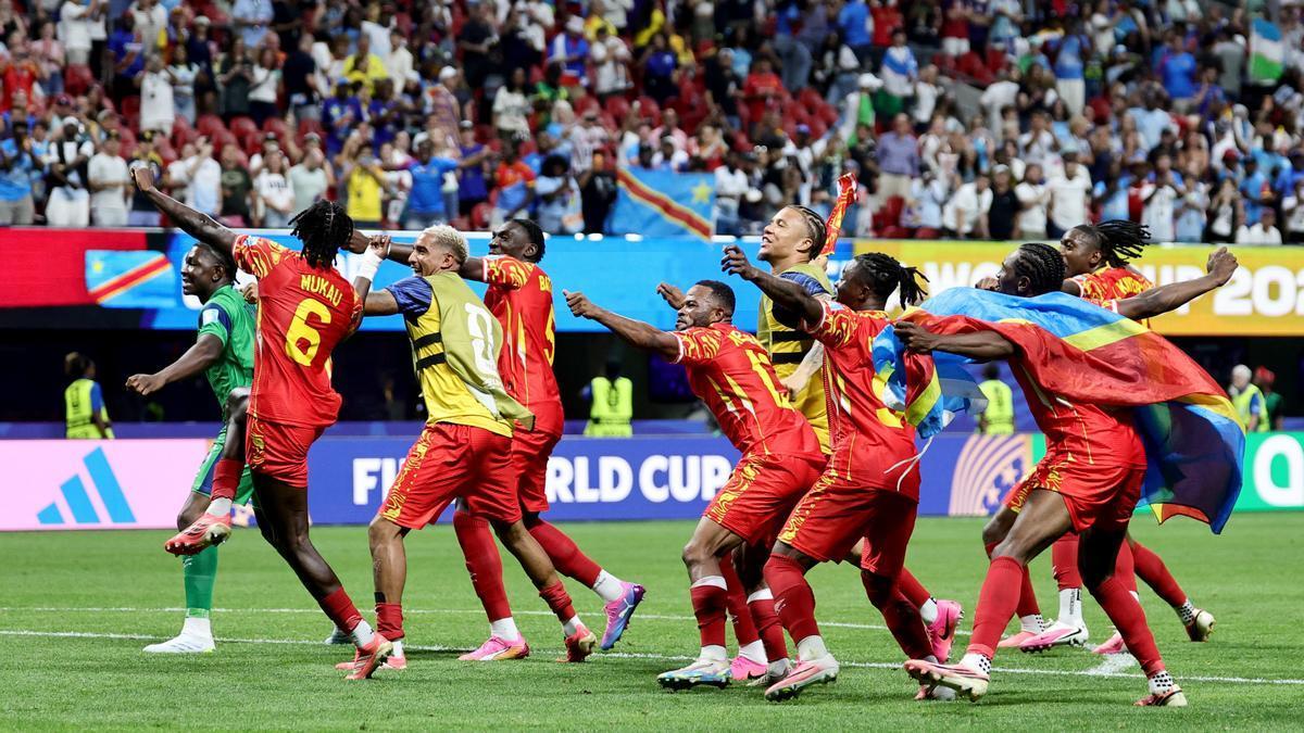 Los jugadores de RDC celebran el pase a dieciseisavos.