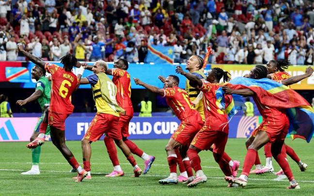 Los jugadores de RDC celebran el pase a dieciseisavos.