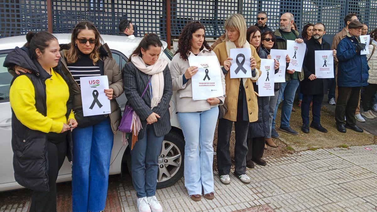 Concentran para expresar sus condolencias por la muerte violenta de una trabajadora de un piso tutelado en Badajoz