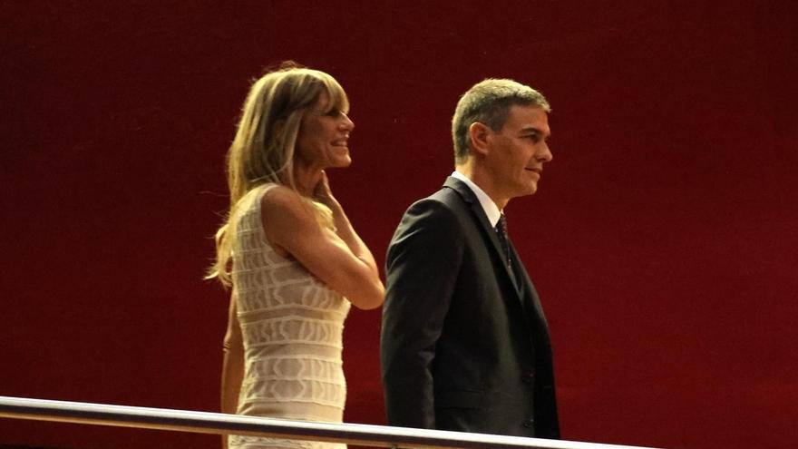 El presidente del Gobierno, Pedro Sánchez, y su mujer, Begoña Gómez, a su llegada a la entrega del Premio Donostia.