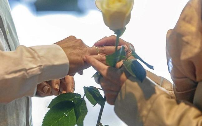 En la imagen de archivo, una pareja se coloca las alianzas en la celebración de su boda. | FOTO: E. P. En la imagen de archivo, una pareja se coloca las alianzas en la celebración de su boda. | FOTO: E. P.