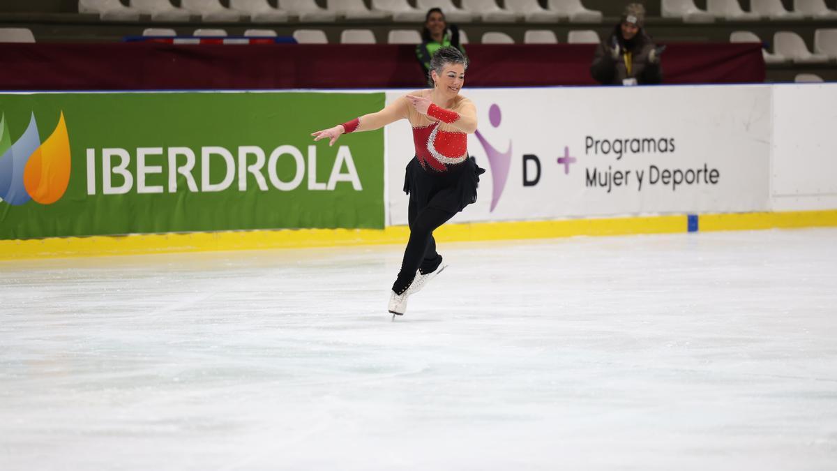 Ainhoa Galdeano durante su ejercicio de patinaje artístico sobre hielo en el Campeonato de Vielha