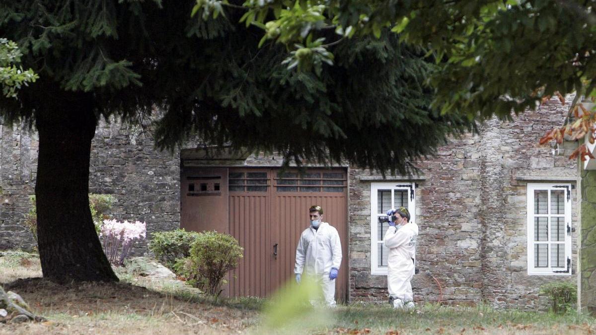 Imagen de archovo de agentes de la Guardia Civil durante un registro efectuado en la casa de Montouto.