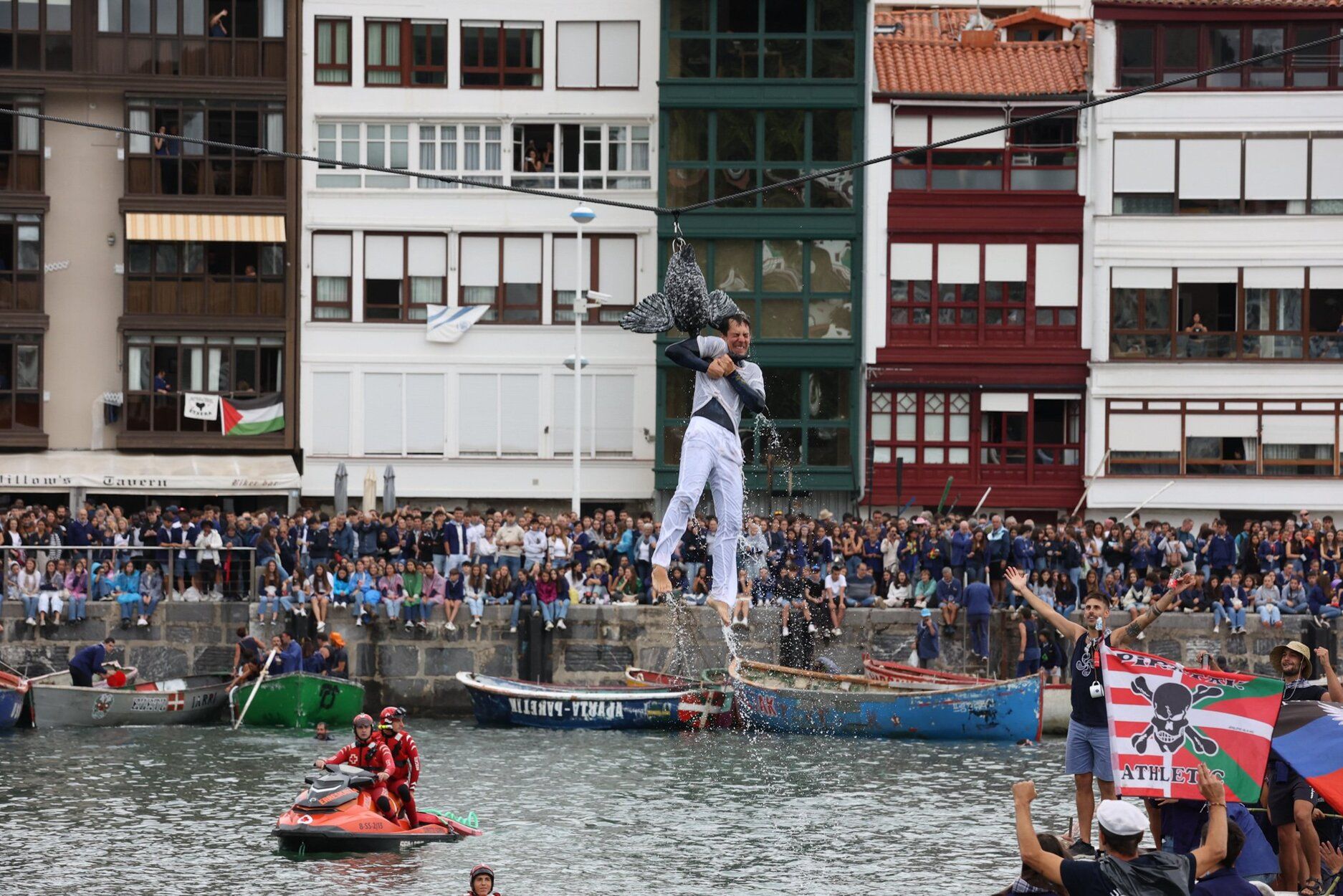 Muchas personas se trasladan en las fiestas de Antolín de Lekeitio, sobre todo en actos como el 'Antzar Eguna'