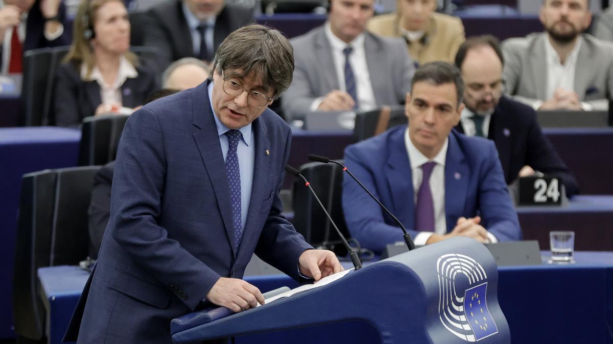 Carles Puigdemont, junto a Pedro Sánchez cuando coincidieron en la Eurocámara