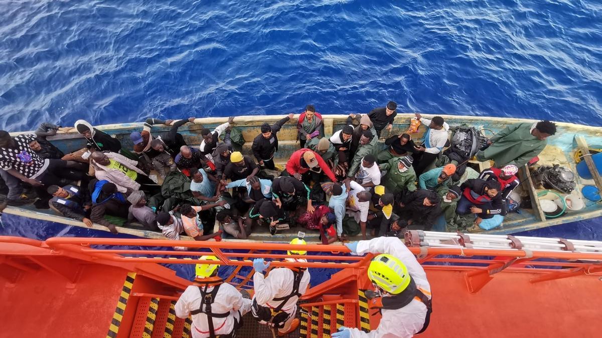 Cayuco rescatado en aguas de El Hierro