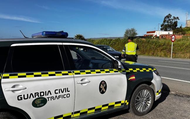 Coche de la Guardia Civil de Tráfico en una foto de archivo