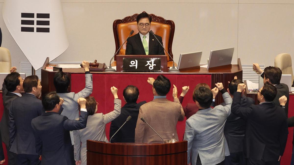 Los parlamentarios del partido gobernante de Corea del Sur protestan por la moción contra el presidente interino.