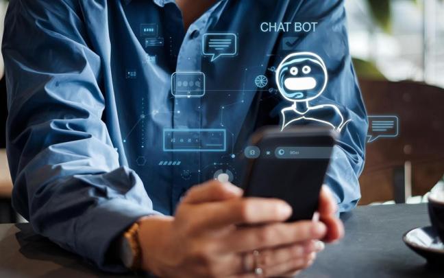 Una persona interactúa con un chatbot.