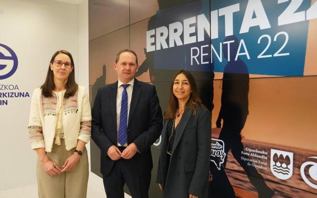 La directora foral de Hacienda, el diputado de Hacienda y Finanzas, y la subdirectora foral de Gestión Tributaria. La directora foral de Hacienda, el diputado de Hacienda y Finanzas, y la subdirectora foral de Gestión Tributaria.