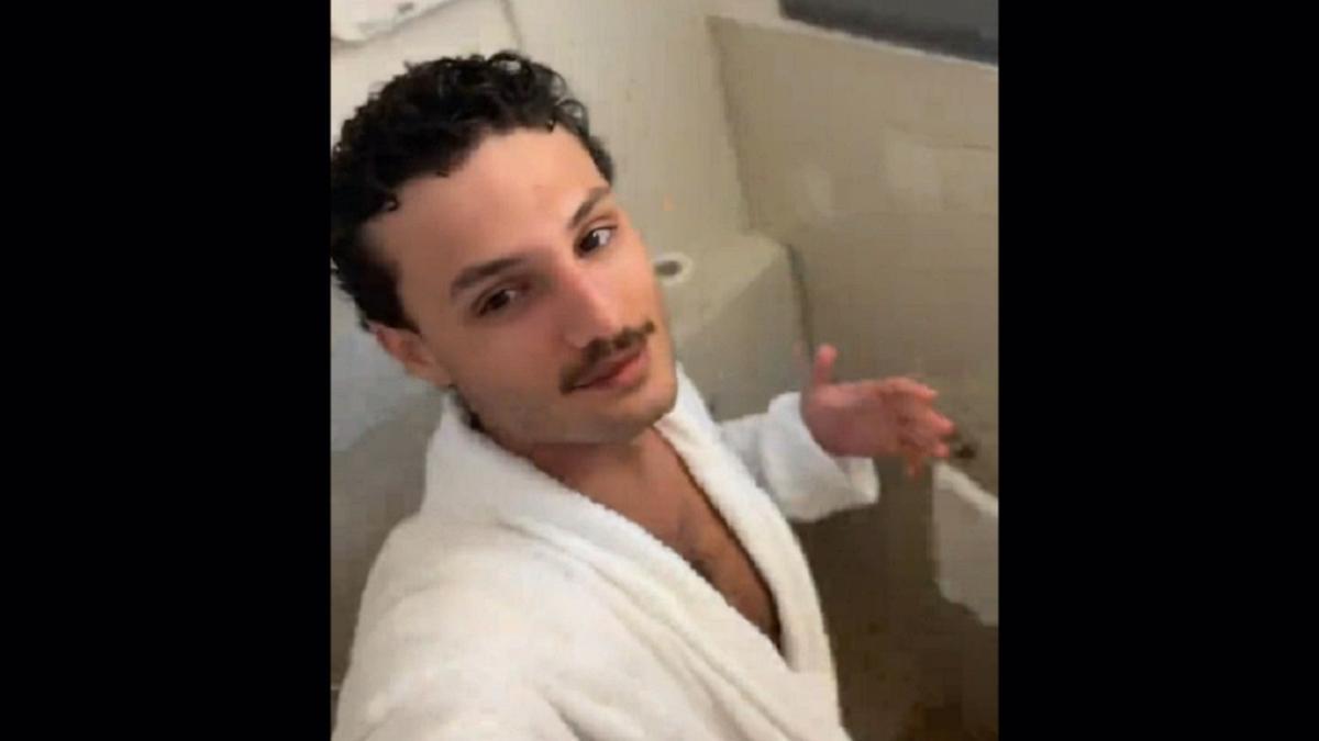 El joven, mostrando el baño.
