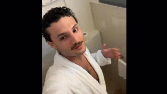 El joven, mostrando el baño.