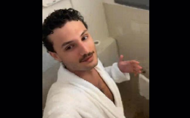 El joven, mostrando el baño.