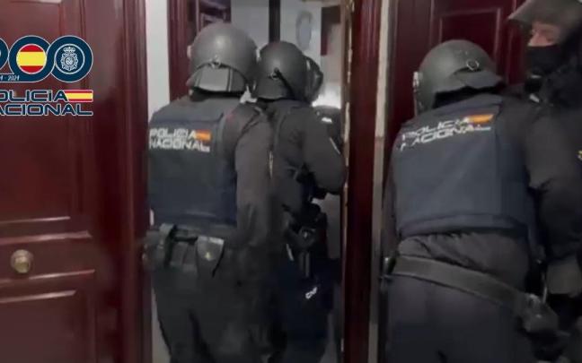 Detenidas 16 personas acusadas de pertenecer a un grupo criminal que estafó más de 480.000 euros mediante vishing / Policía Nacional Detenidas 16 personas acusadas de pertenecer a un grupo criminal que estafó más de 480.000 euros mediante vishing