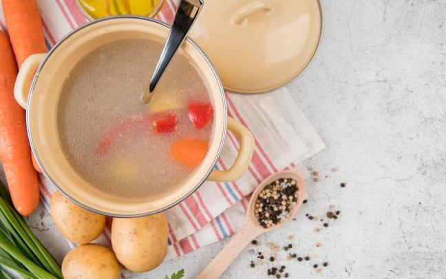 Un caldo recién hecho antes de colarlo.