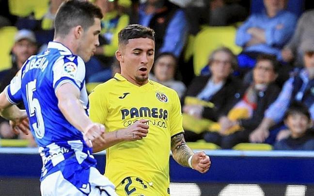 Igor Zubeldia despeja un balón ante la presencia de Yeremy Pino. / FOTO: EFE