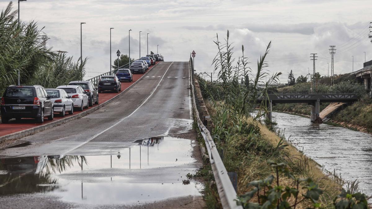 Coches aparcados en los puentes por precaución en caso de posibles inundaciones provocadas por las fuertes lluvias.